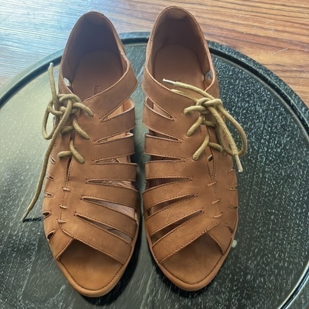 L'Amour Des Pieds BELLINA COFFEE NUBUCK SANDAL. New without tags. Size 10 M